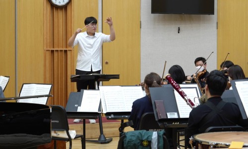 [헤럴드경제] 잉키넨이 선발한 스무살의 지휘자 “지휘자는 작곡가의 그림자…어두운 곳에서 더 빛나고 싶다” 