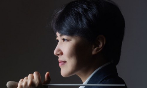 [서울경제]지휘자 여자경 "오케스트라는 서로 눈 맞추며 듣는 앙상블"